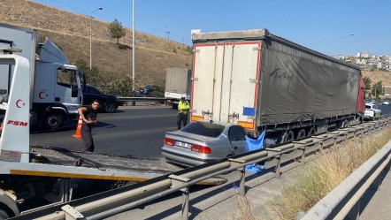 Otomobil tırın altında kağıt gibi ezildi! Ölü ve yaralı var - 3. Sayfa