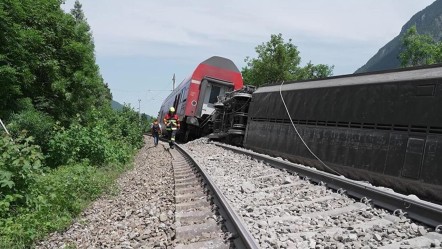 Almanya'da yolcu treni raydan çıktı: Ölü ve yaralılar var! - Dünya