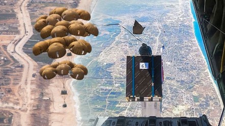Bu kez bombalar değil gıda yağdı! 17 ton insani yardım malzemesi paraşütle indirildi - Dünya