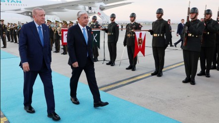 Cumhurbaşkanı Erdoğan, Kazakistan Cumhurbaşkanı Tokayev'i havalimanında karşıladı - Gündem