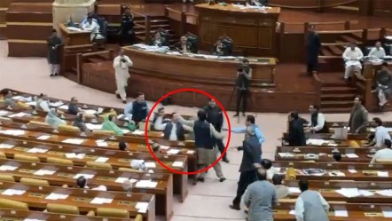 Milletvekilleri birbirine girdi! Pakistan Meclisi'nde tokatlar, yumruklar havada uçuştu - Dünya