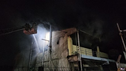 Zeytinburnu'nda korkutan yangın! Alevler çatıyı sardı, duman mahalleye yayıldı - 3. Sayfa