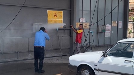 Araç değil insan yıkandı! Tokat'ta sıcaktan bunalan vatandaş böyle serinledi - Gündem