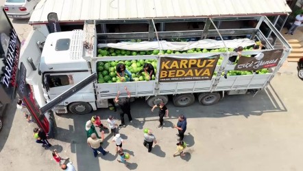 Bedava dağıttı! 20 ton karpuz 1 saatte tükendi - Yaşam