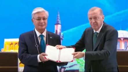Erdoğan Kazakistan Cumhurbaşkanı Tokayev'e devlet nişanı takdim etti - Gündem