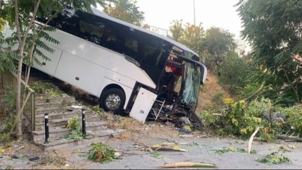 Maltepe'de servis otobüsü şarampole uçtu! Çok sayıda yaralı var - 3. Sayfa