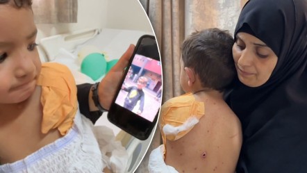 Okula sığındı, oğlu kolunu kaybetti... Yiyecek bulamayan anne evladıyla hayata tutunmaya çalışıyor - Dünya