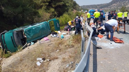 Sivas'ta minibüsün devrildiği kazada can pazarı: Çok sayıda yaralı var - 3. Sayfa