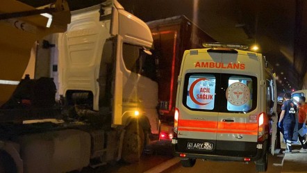 TEM'de 3 tır, 1 hafriyat kamyonu birbirine girdi! Yaralılar var, İstanbul yönü trafik tek şeride düştü - 3. Sayfa