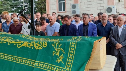 Cem Küçük'ün zor günü... Babası Giresun'da son yolculuğuna uğurlandı - Gündem