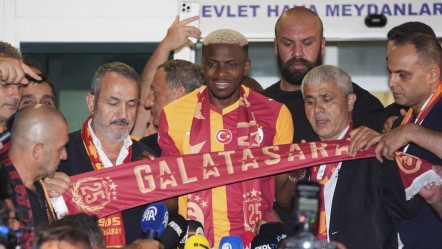 Ve Victor Osimhen Galatasaray'da! Nijeryalı yıldız imzaya geldi... Sevgililer buluştu - Spor