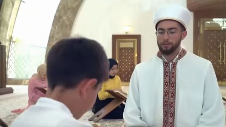 "Yerinde Dur" şarkısına camide danslı klip! Görüntüler tepki topladı - Magazin