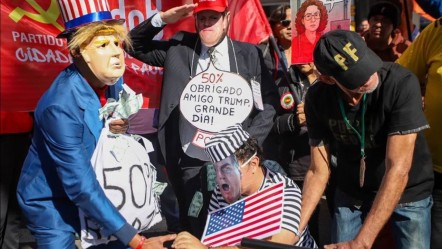 Brezilya'da ABD Başkanı Trump'a "tarife" tepkisi! Kuklaları ateşe verdiler: 'Trump halkın düşmanı' - Dünya