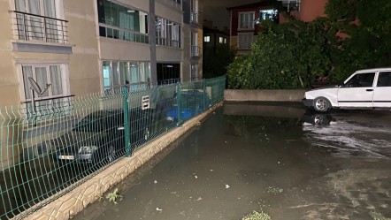Ankara'da kuvvetli sağanak! Yollar göle döndü, evleri su bastı - Gündem