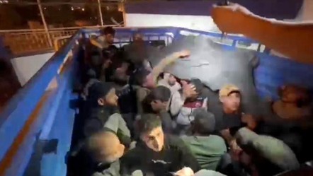 Banker Bilo filmini hatırlattı! 42 göçmen kamyonet kasasında yakalandı - 3. Sayfa