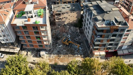 İstanbul'un göbeğinde faciaya ramak kala: Gece sesler geldi, sabah bina çöktü! - 3. Sayfa
