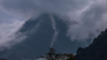 Uyuyan yanardağ 450 yıl sonra uyandı! Bölgede 'turuncu' alarm verildi - Dünya