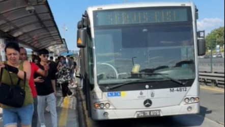 Ya klima çalışmıyor ya da kaza yapıyor! İstanbul'da metrobüs yine arıza verdi, yolcular isyan etti - 3. Sayfa