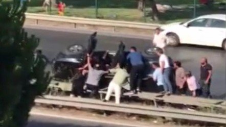 Yer Esenyurt: Seyir halindeki otomobil yan yattı! Yaralıların yardımına vatandaşlar koştu - 3. Sayfa