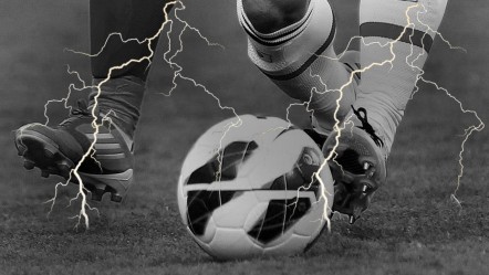 Maç sırasında sahaya yıldırım düştü! 1'i ağır 2 futbolcu yaralandı - Dünya