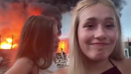 Tepkiler çığ gibi! Yangını arka plan yapıp TikTok videosu çektiler - Dünya