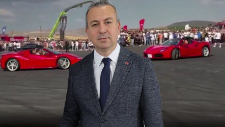 Belediye başkanından drift şov! Ferrari'yle baş döndürdü - Gündem