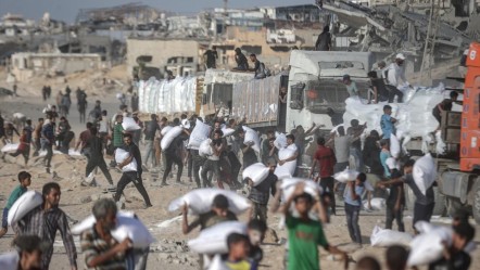 İsrail geri adım attı mı? Gazze'ye kontrollü yardım kararı! - Dünya