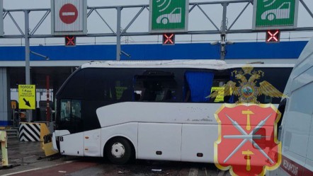 Rusya'da bir yolcu otobüsü gişelere saplandı! 4'ü çocuk 30 yaralı - Dünya