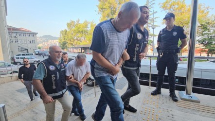 Fıkra değil gerçek! Gündüz vakti ilçe merkezinde define ararken yakalandılar - Gündem