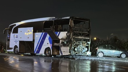 İstanbul'da yolcu otobüsü cayır cayır yandı, facianın eşiğinden dönüldü - 3. Sayfa