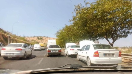 Şanlıurfa'da trafikte kalan araçlar hararet yaptı! Sürücüler kaputu açık gitti - Yaşam