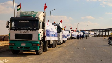 İsrailli çeteler Gazze'ye insani yardım götüren tırları yağmaladı! - Dünya