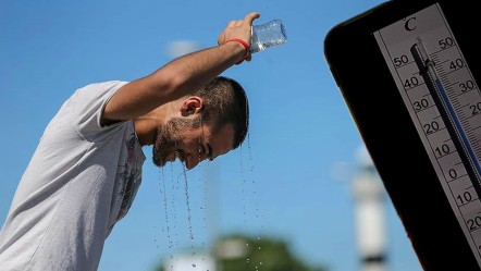 96 yılın sıcaklık rekoru kırıldı! Nem yüzde 100, vatandaş nefes alamıyor - Gündem