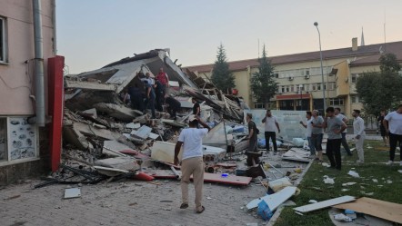 Balıkesir'de deprem: Bir ev yıkıldı, 2 kişi kurtarıldı! - Gündem