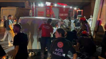 İstanbul'da kaza! Alkollü sürücü park halindeki tıra çaptı, yaralılar var - 3. Sayfa