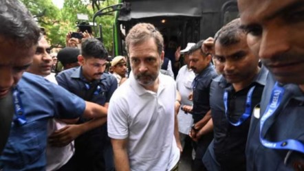 Hindistan'da muhalefet lideri “Oy Hırsızlığı” protestosunda yaka paça gözaltına alındı - Dünya