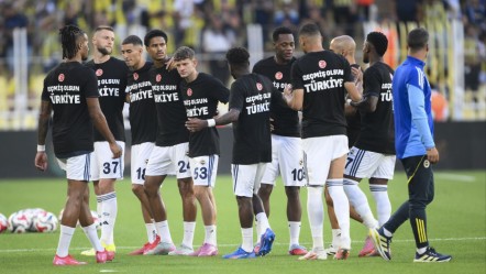 Fenerbahçe'den anlamlı 'deprem ve yangın felaketi' mesajı: Geçmiş olsun Türkiye yazılı tişörtlerle ısınmaya çıktılar - Spor