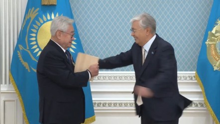 Görenler şaşkınlığını gizleyemedi! Kazakistan Cumhurbaşkanı tahtayı parçaladı - Dünya