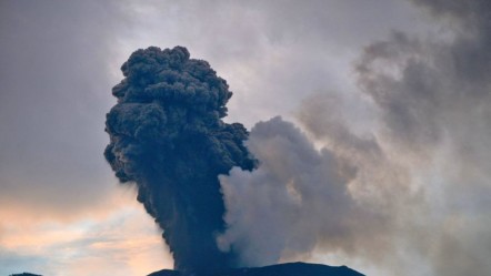 Önce yanardağ patladı, ardından 6,4’lük deprem! Endonezya’da peş peşe felaket - Dünya