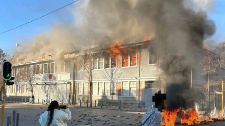 Güney Afrika'da protestocular İçişleri Bakanlığı ofisini ateşe verdi - Dünya