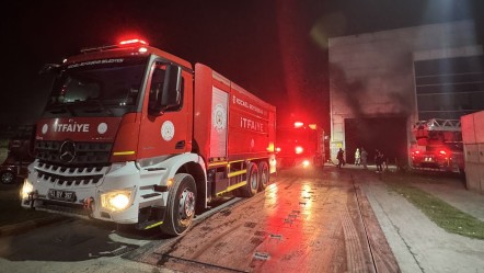 Kocaeli'de geri dönüşüm fabrikasında yangın! 1 işçi hastanelik oldu - 3. Sayfa