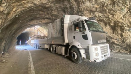 Tır tünele sıkıştı! Taş Yolu ulaşıma kapandı - 3. Sayfa