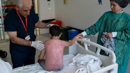 7 yaşındaki çocuk 3 gündür hastanede... Uzmanlar aileleri uyarıyor: Bunları sürmeyin! - Yaşam