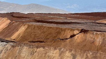 Altın madeni çöktü, 22 kişi göçük altında kaldı - Dünya