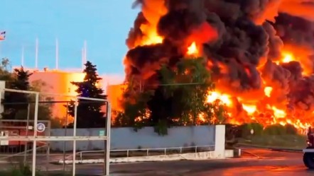 Petrol rafinerisi vuruldu, Nükleer santral alev aldı! Rusya ve Ukrayna'da peş peşe patlama - Dünya