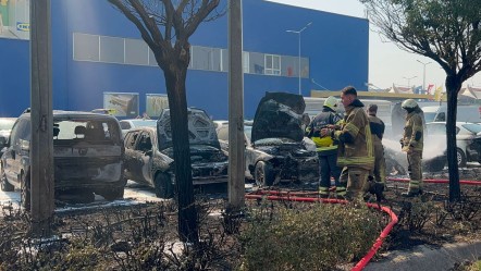 Bursa'da AVM otoparkında yangın! 6 araç küle döndü - Yaşam