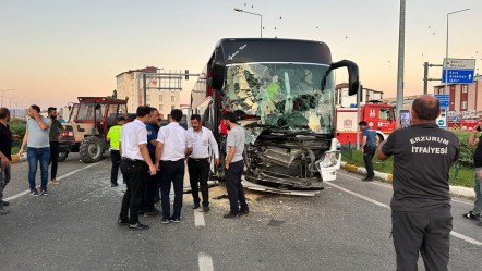 Erzurum'da yolcu otobüsü ile traktör çarpıştı: 8 kişi yaralandı - 3. Sayfa