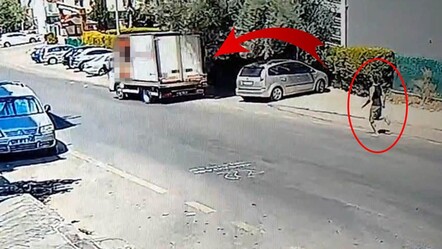 Freni boşalan kamyonetin peşinden koşturdu! Film değil gerçek - Gündem