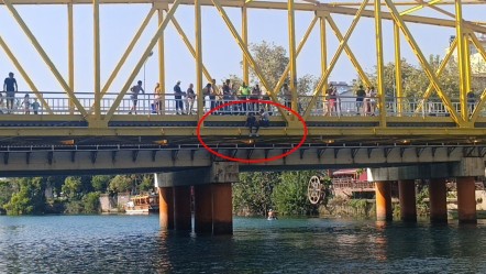 Köprüye çıkıp canına kıyma istedi! Hikayesi herkesi kahretti - Gündem