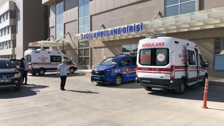 Ördükleri duvar üzerlerine devrildi! İki işçi yaralandı - 3. Sayfa